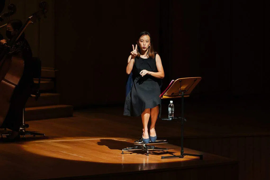 王洁清在2022年新加坡交响乐团国庆音乐会上用手语“翻译”交响乐。（新加坡交响乐团提供）