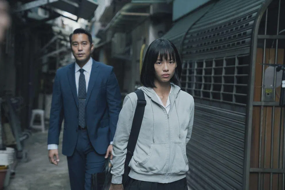 《童话·世界 》张孝全（左）经历17年的跨度演出，从菜鸟律师转变成世故老练的专业律师。（互联网）