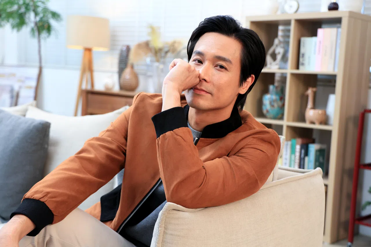 旅居台湾的陈邦鋆“穿越台风”回新参与短片演出。（龙国雄摄）