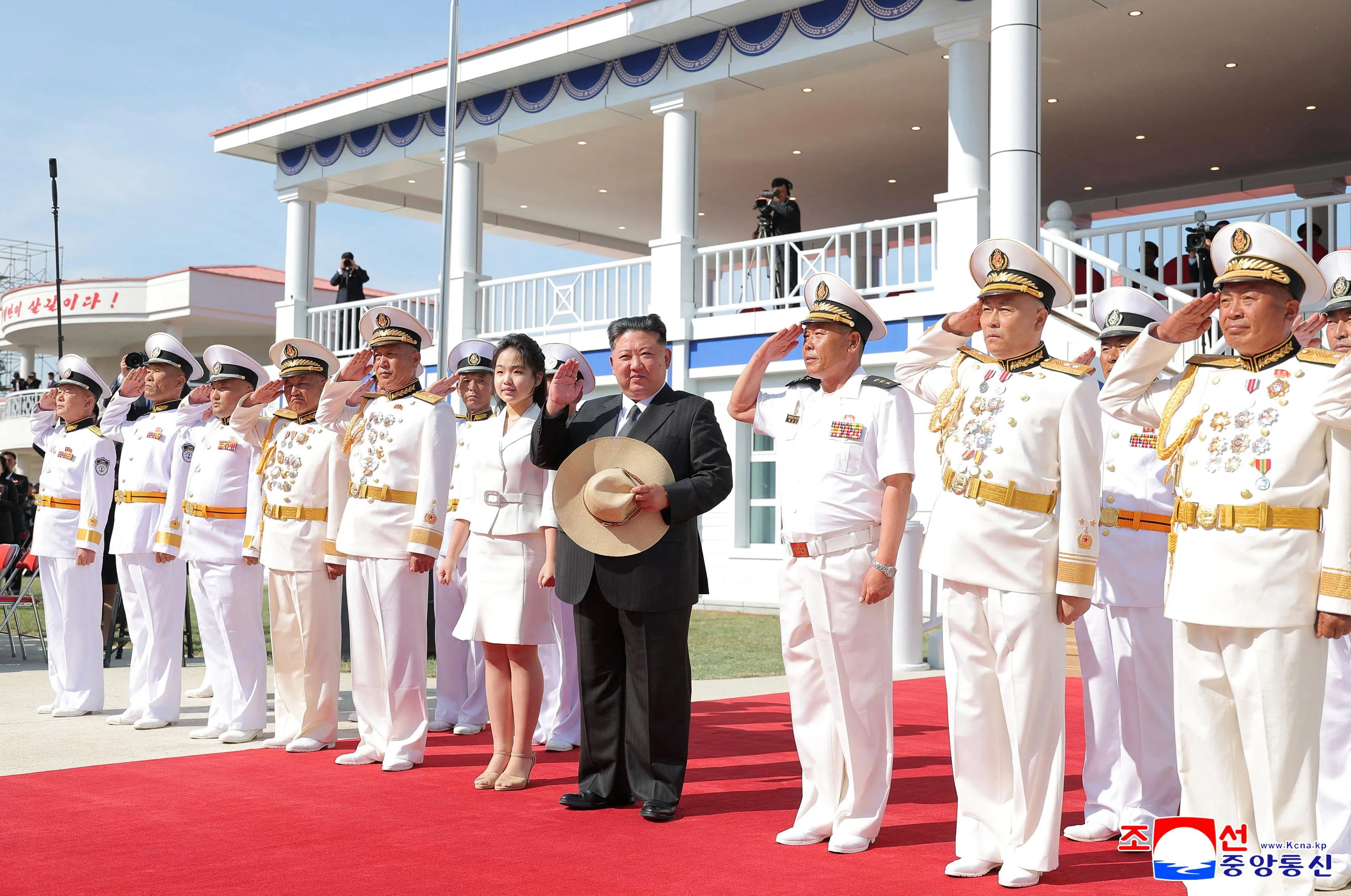 朝鲜领导人金正恩（右四）和女儿金珠爱（右五）出席海军驱逐舰“姜健”号的下水仪式。（路透社）