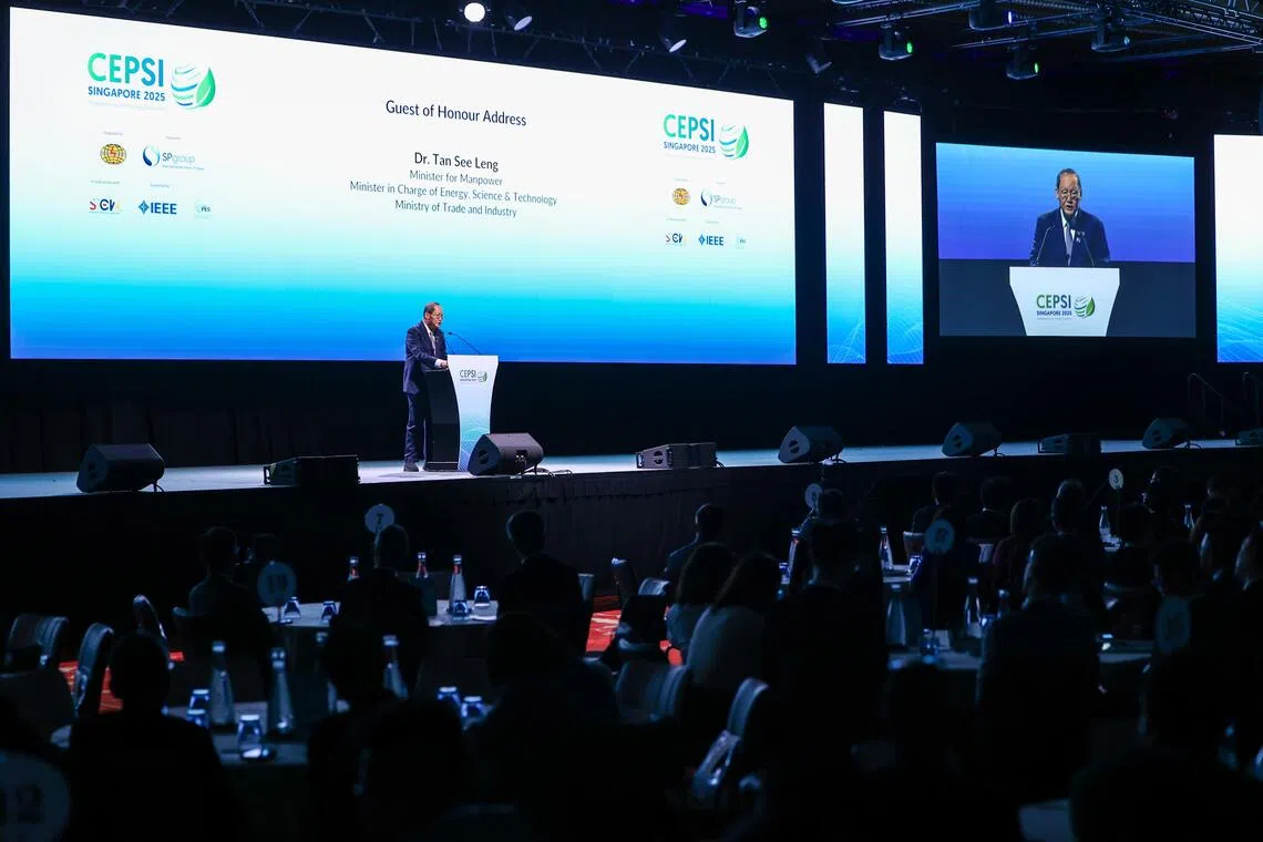 主管能源与科技事务的人力部长陈诗龙医生在电力供应行业大会上指出，随着电源和负荷来源日益多样化，电网须要更加灵活，以快速应对供需变化。（白艳琳摄）