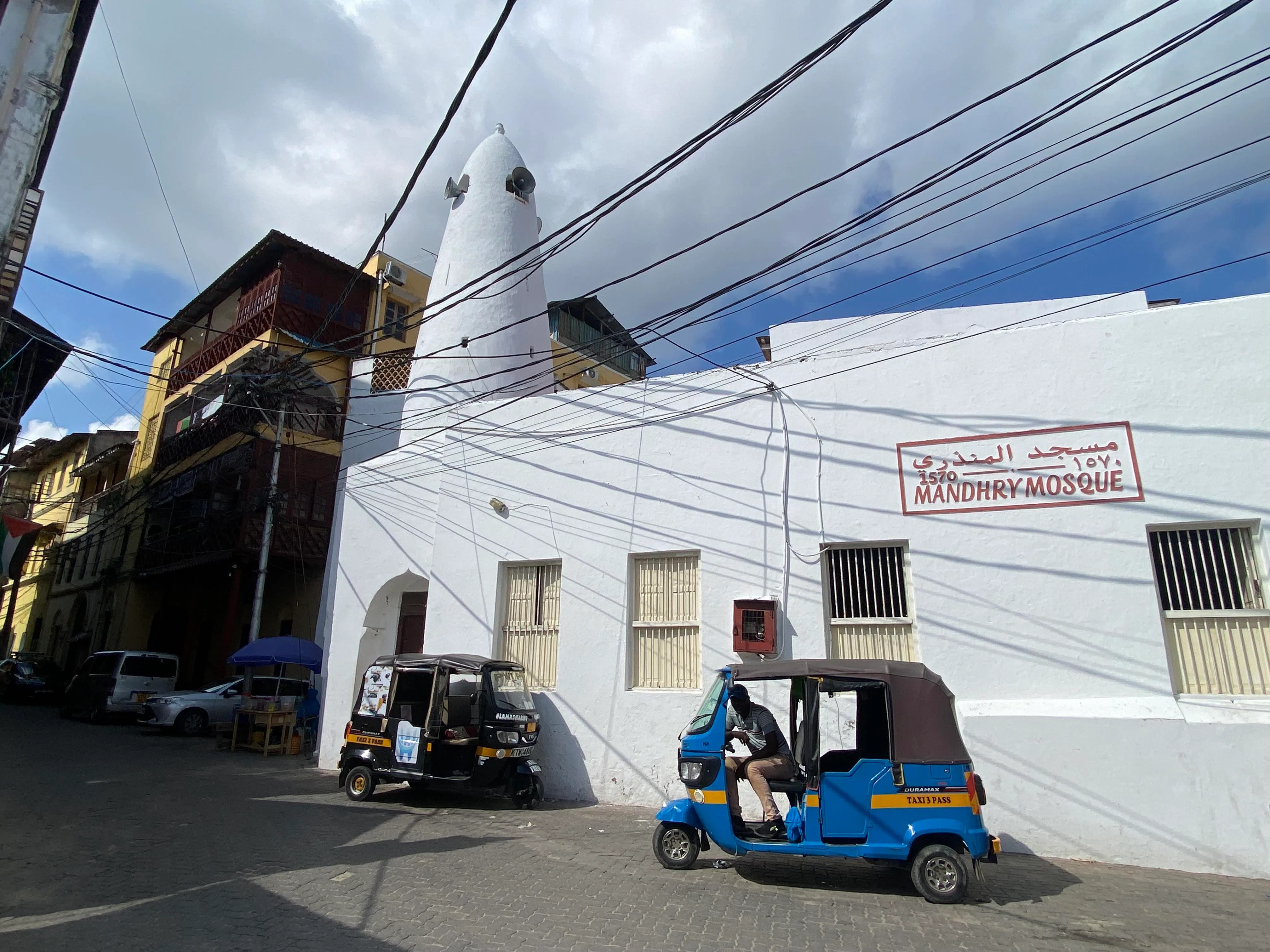 陈威仁在东非最大港口城市蒙巴萨（Mombasa），看到与新加坡的关联。（陈威仁摄）
