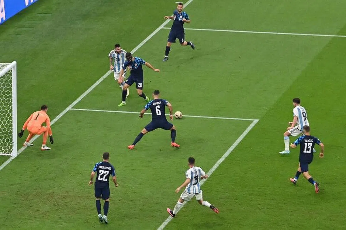 梅西（10号）倒三角传球，阿尔瓦雷斯（9号）跟进扫射，帮助阿根廷3比0锁定胜局。（法新社）
