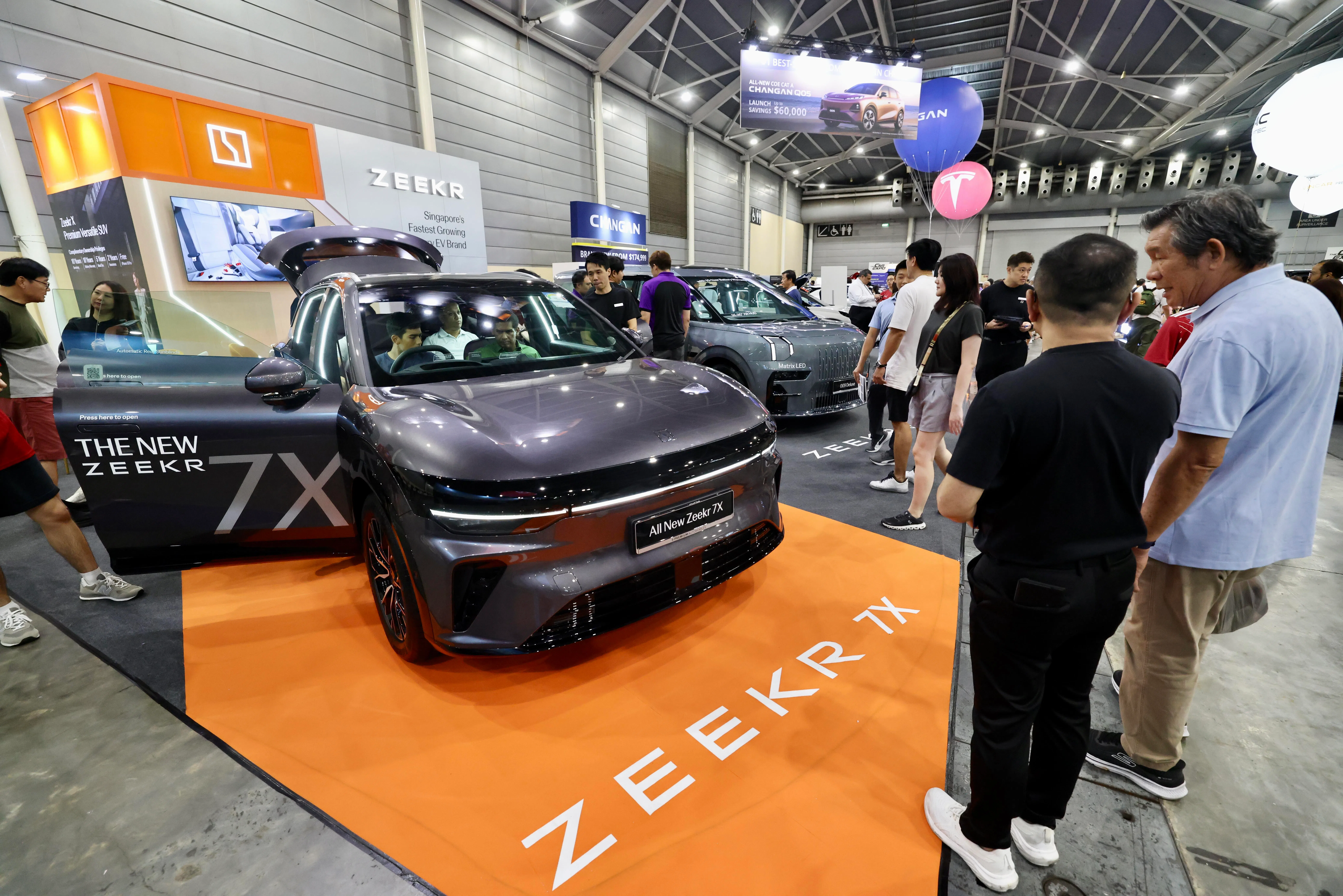 中国电动车品牌极氪星期四（22日）刚在新加坡推出属于拥车证A组的Zeekr 7X型号。这款电动车在车展首日人气相当高，接连有潜在买家试车。极氪拒绝受访，也没有透露相关的销售数据。（邝启聪摄）