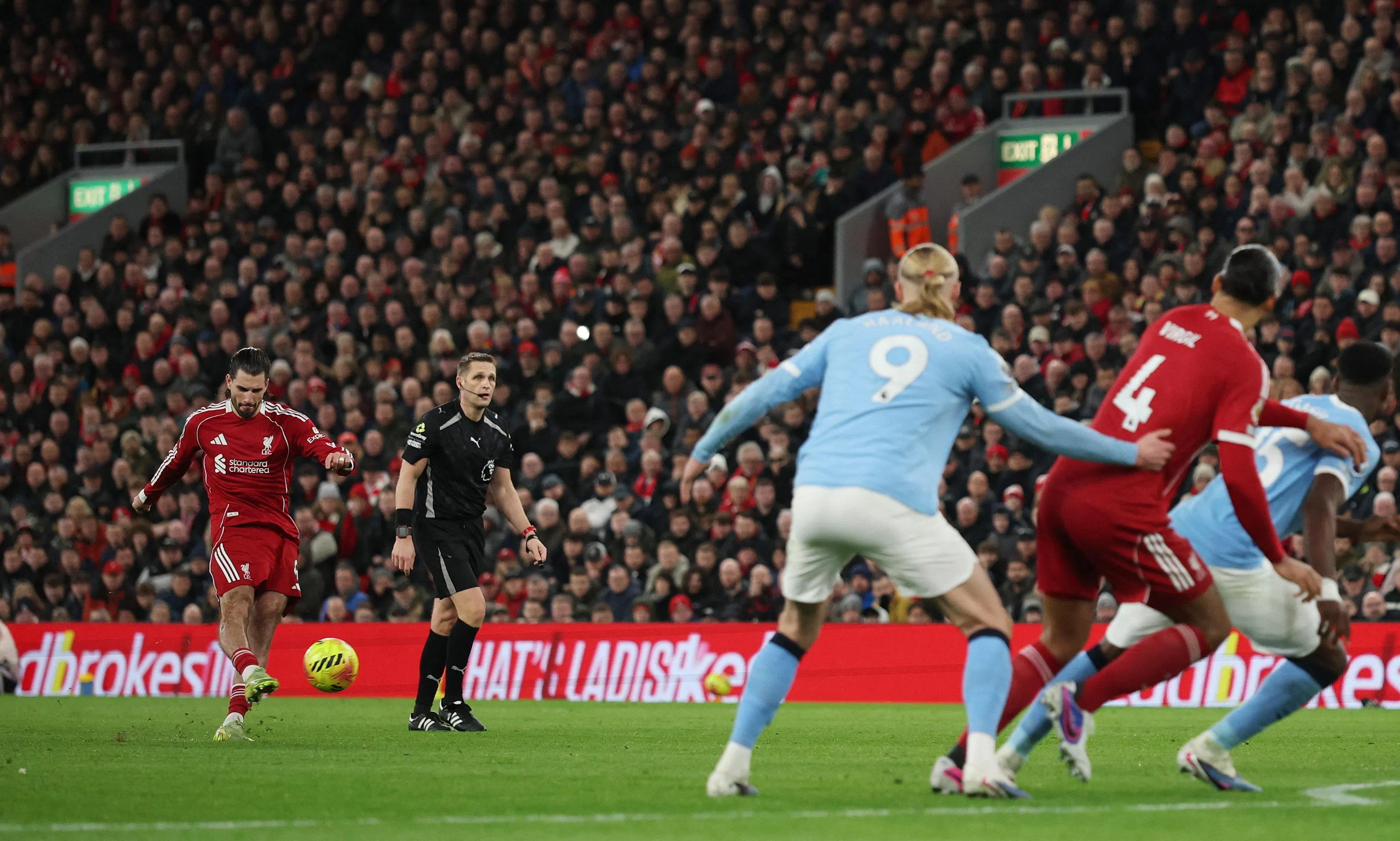 索博斯莱（左一）的这记自由球势大力沉，为球队首开纪录。但他随后因防守疏忽间接导致丢球，又在终场前染红，可谓“从天堂到地狱”。（路透社）