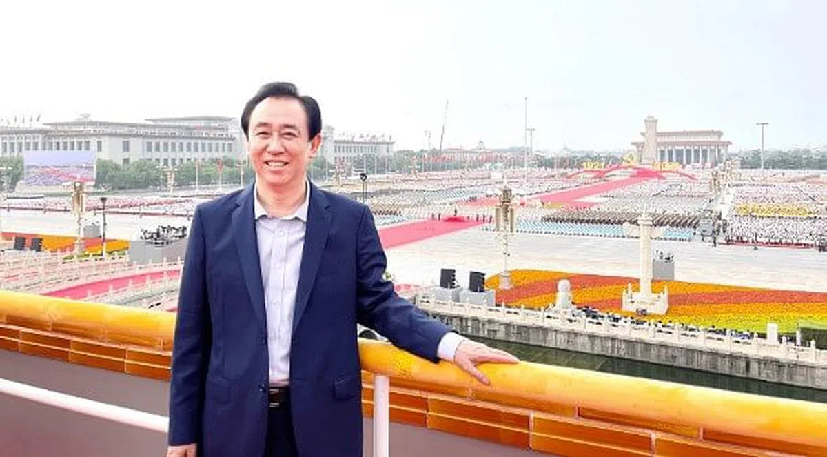 中国互联网上流传的许家印观礼照片显示他在城楼观礼。（微博）