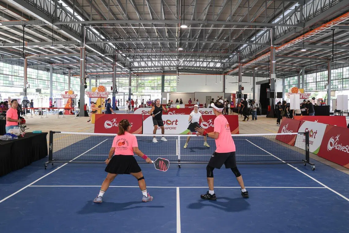 新匹克球场在高峰时段，将通过抽签系统分配，抽签在预订日前14天开放；非高峰时段和未被抽中的高峰时段场地，则会在预订日前12天起，以先到先得方式开放预订。（关俊威摄）