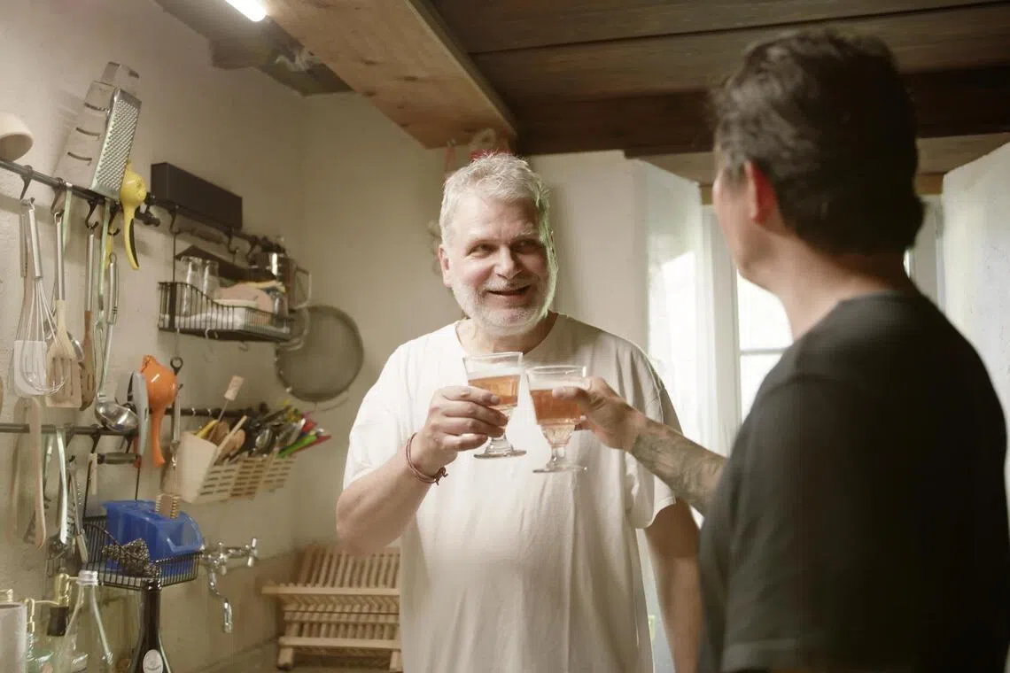 许炜与瑞士制表师罗伯特·高珀（Robert Greubel）在制作电视纪录片时互相交流。（许炜提供）