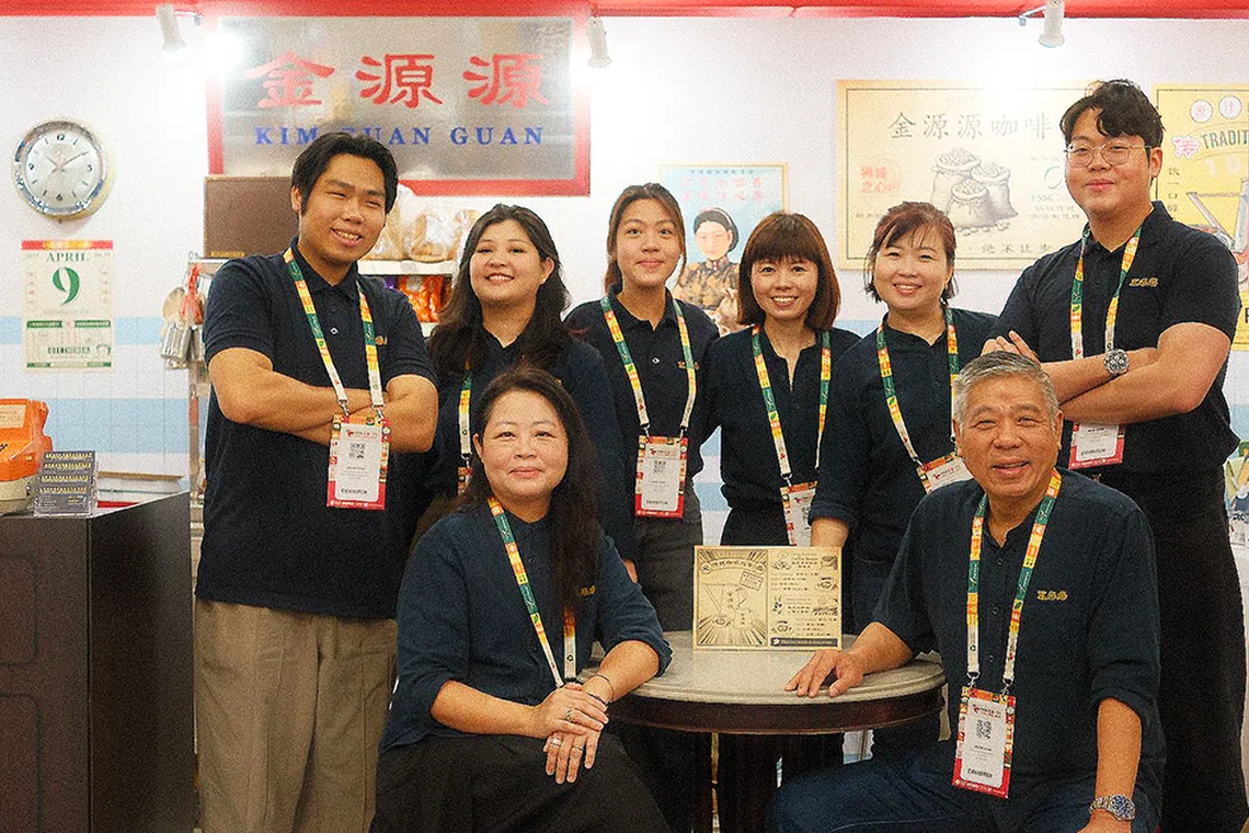 孙昱轩（后排右一）在帮父亲孙利顺（前排右一）打理家族生意。（图/受访者提供）