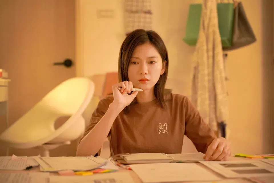 饰演菜鸟律师的蔡黄汝演技自然。（互联网）