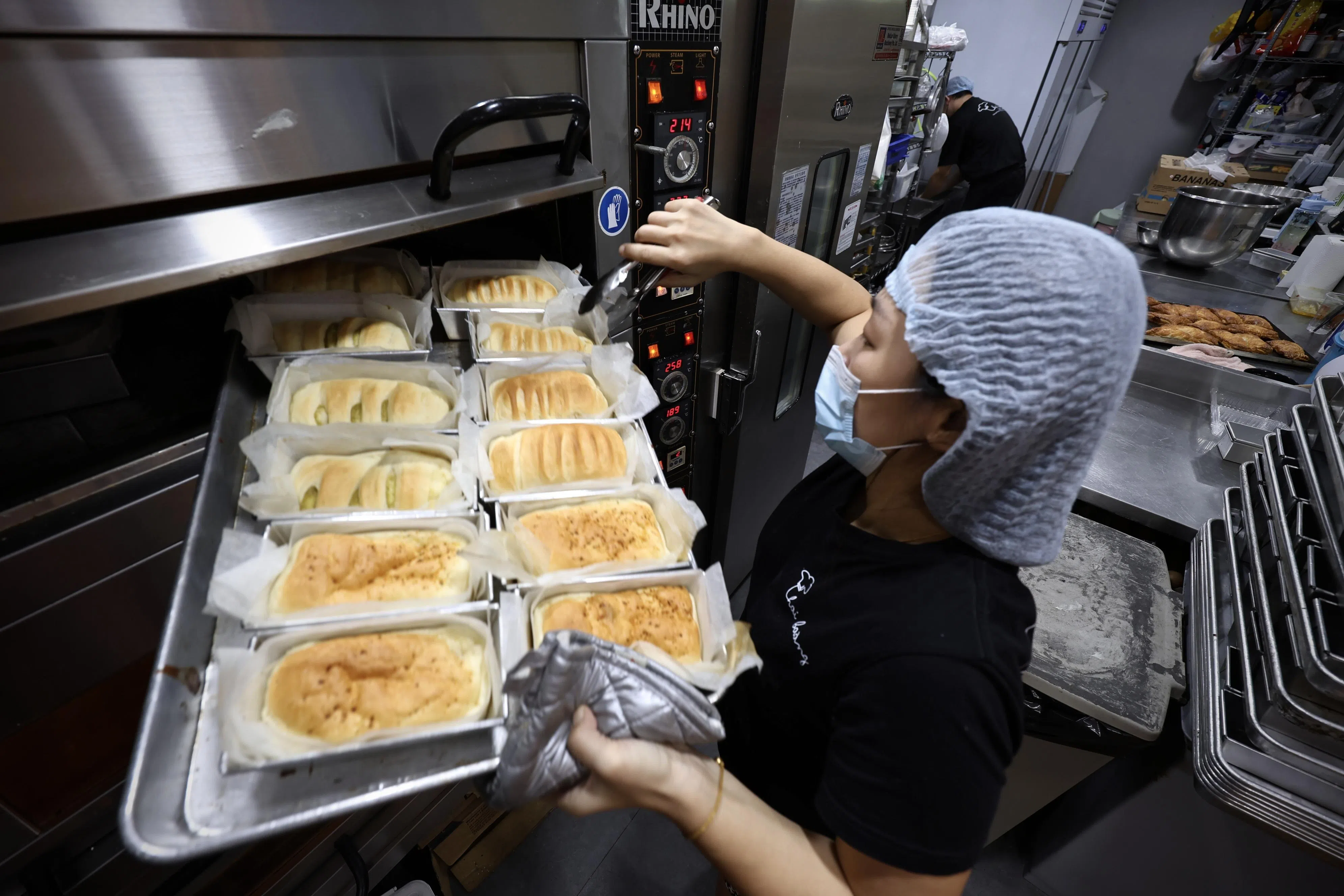 用铁盒烘烤面包，有保温作用。（特约陈来福摄）