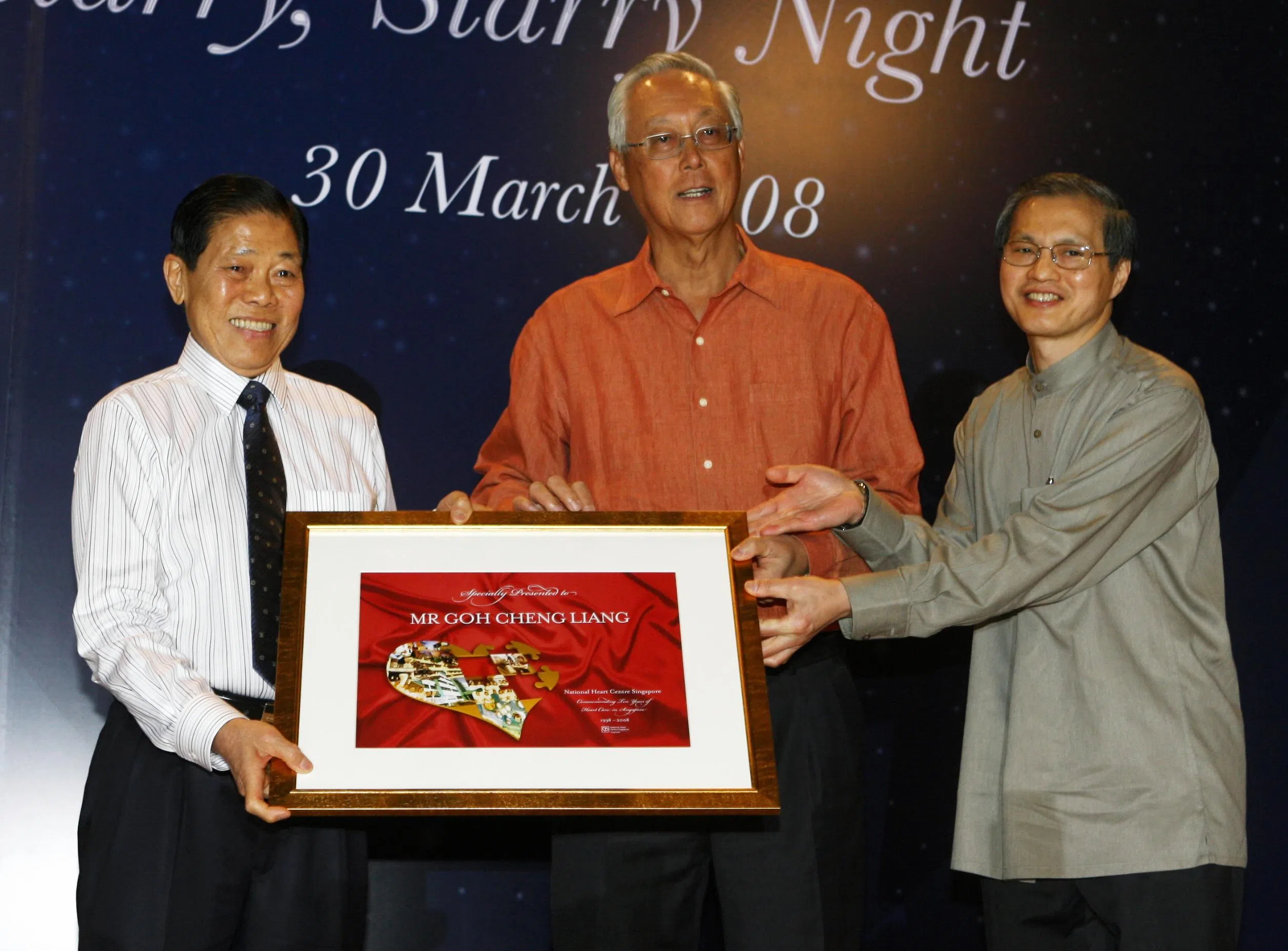2008年3月30日，吴清亮（左）以吴氏基金会的名义，捐献1000万元给全国心脏中心医疗基金。全国心脏中心是在10周年纪念晚宴上接获捐款。图中为时任国务资政吴作栋，右为国家心脏中心医药总监、现荣誉顾问医生辜天海副教授。（档案照片）