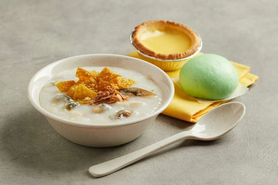 桦丽商城大食代内幸福饮茶的儿童餐是皮蛋瘦肉粥加奶黄包和蛋挞。（大食代提供）