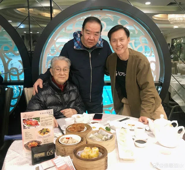 周骢（左）与张国强（右）约饭，偶遇郑则仕（中）。（取自艺人微博）