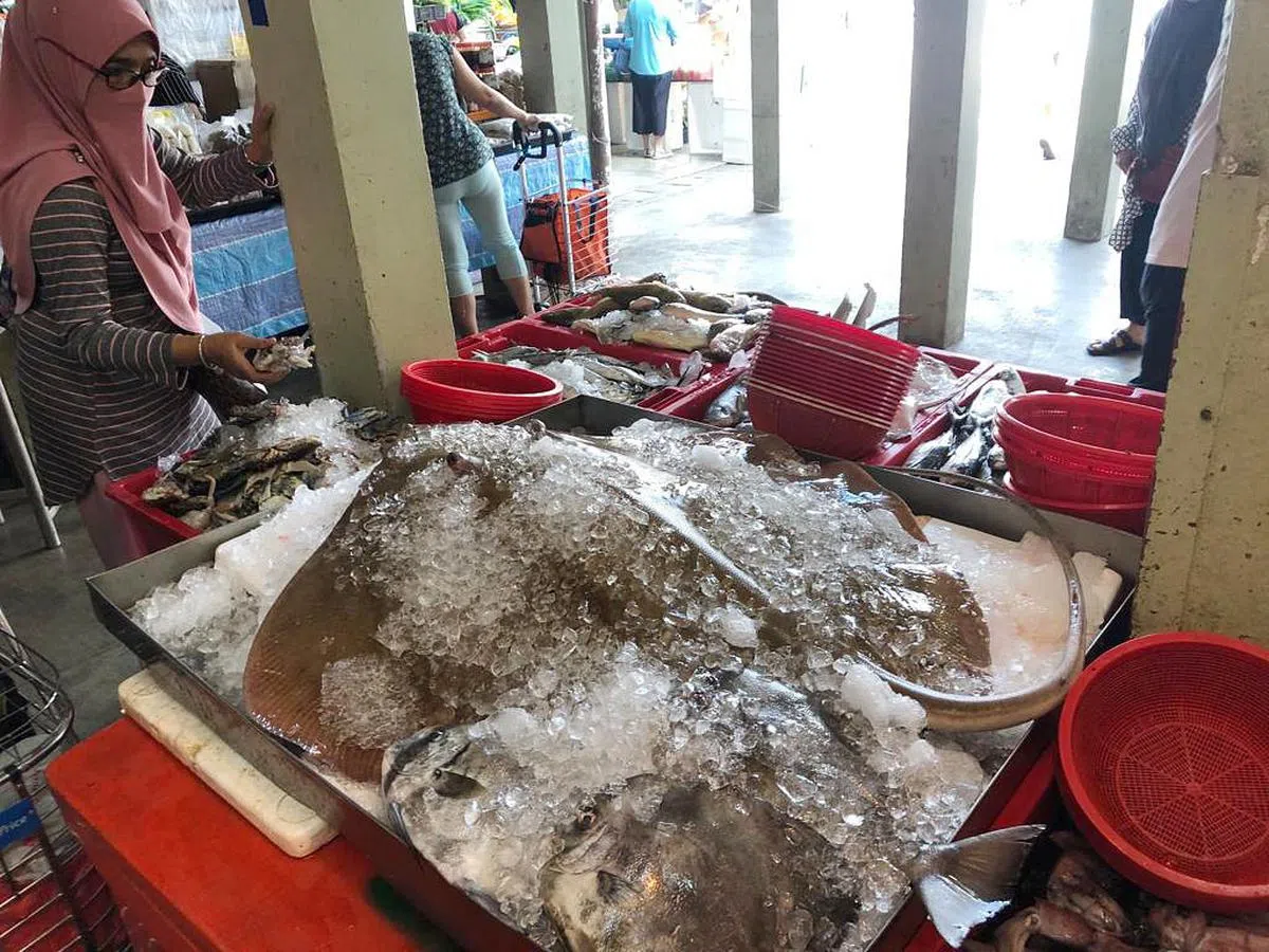 武吉甘柏邻里中心的巴刹，新鲜食材应有尽有，尤其是新鲜海产。（游桂娥摄）