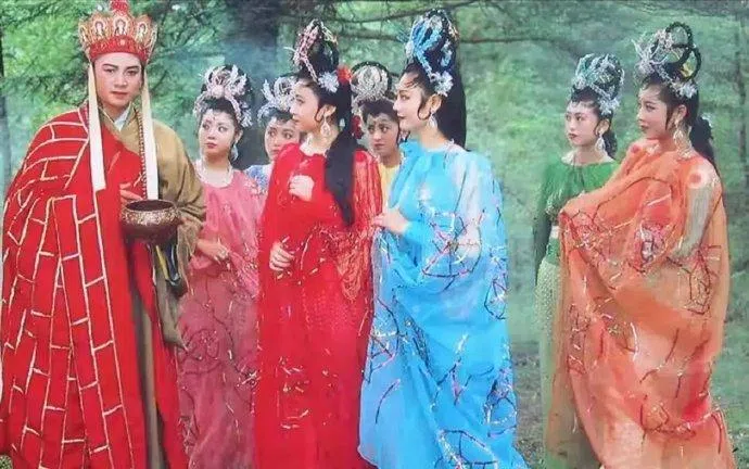 1986年版的中国电视剧《西游记》一幕，蜘蛛精们围着想吃唐僧（左一）的肉。（互联网）