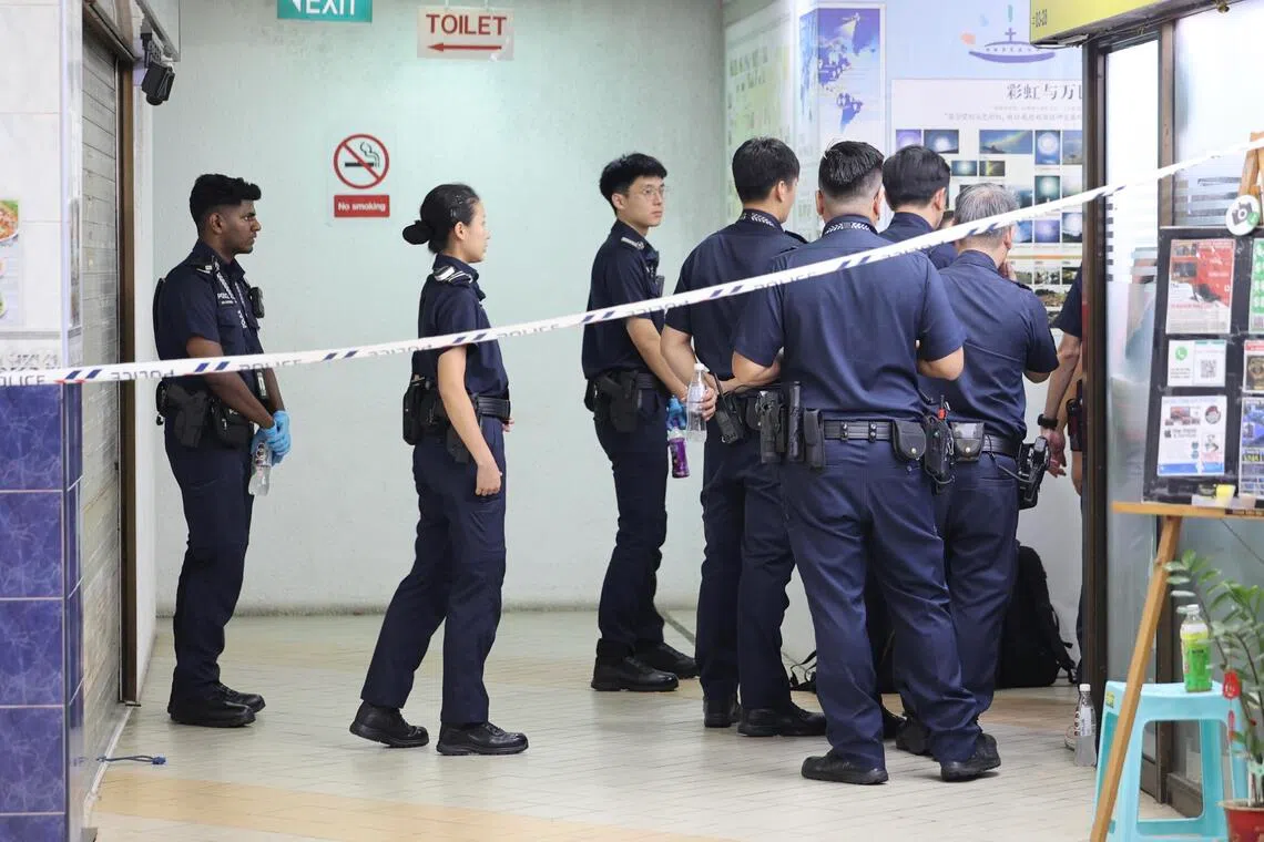 警员在封锁线内调查取证，直到傍晚5时许才离开。店铺外的一面墙上，一处写着“彩虹与万民的历史”的外墙，与韩国异端教会“万民中央教会”有密切的关系。（邬福梁摄）