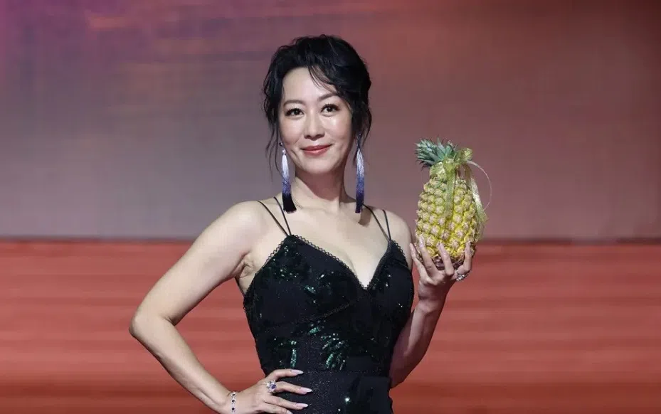 胡伶捧着有“旺旺”之意的黄梨走红毯。（互联网）