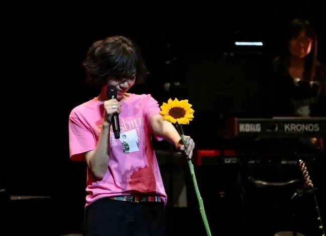 万芳在演唱会上以向日葵悼念郑华娟。（互联网）