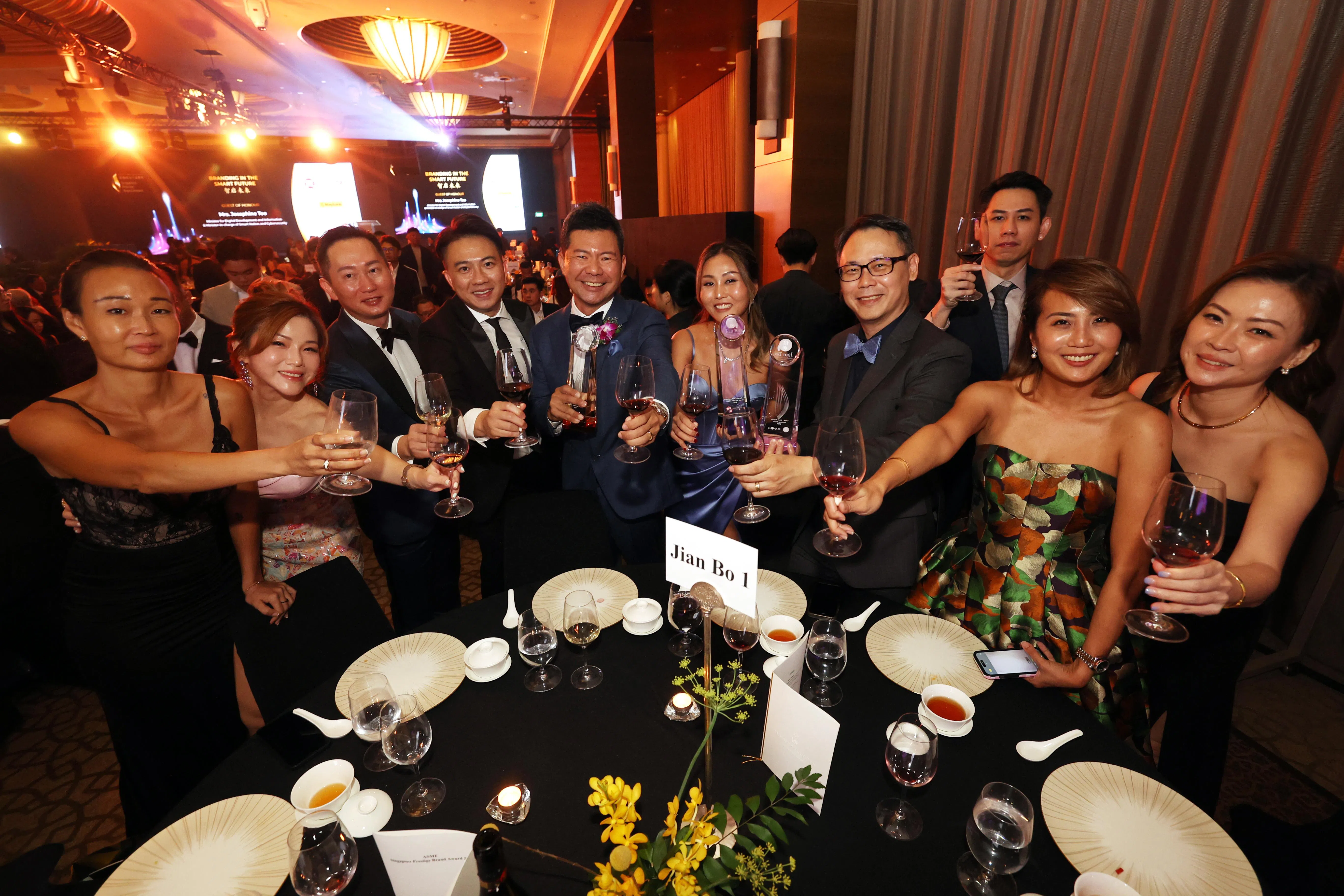 值得欢庆的一刻！本地餐饮品牌楗柏水粿荣获悠久品牌组别的最受欢迎品牌奖和转型奖，公司团队在晚宴现场举杯庆祝。（邝启聪摄）