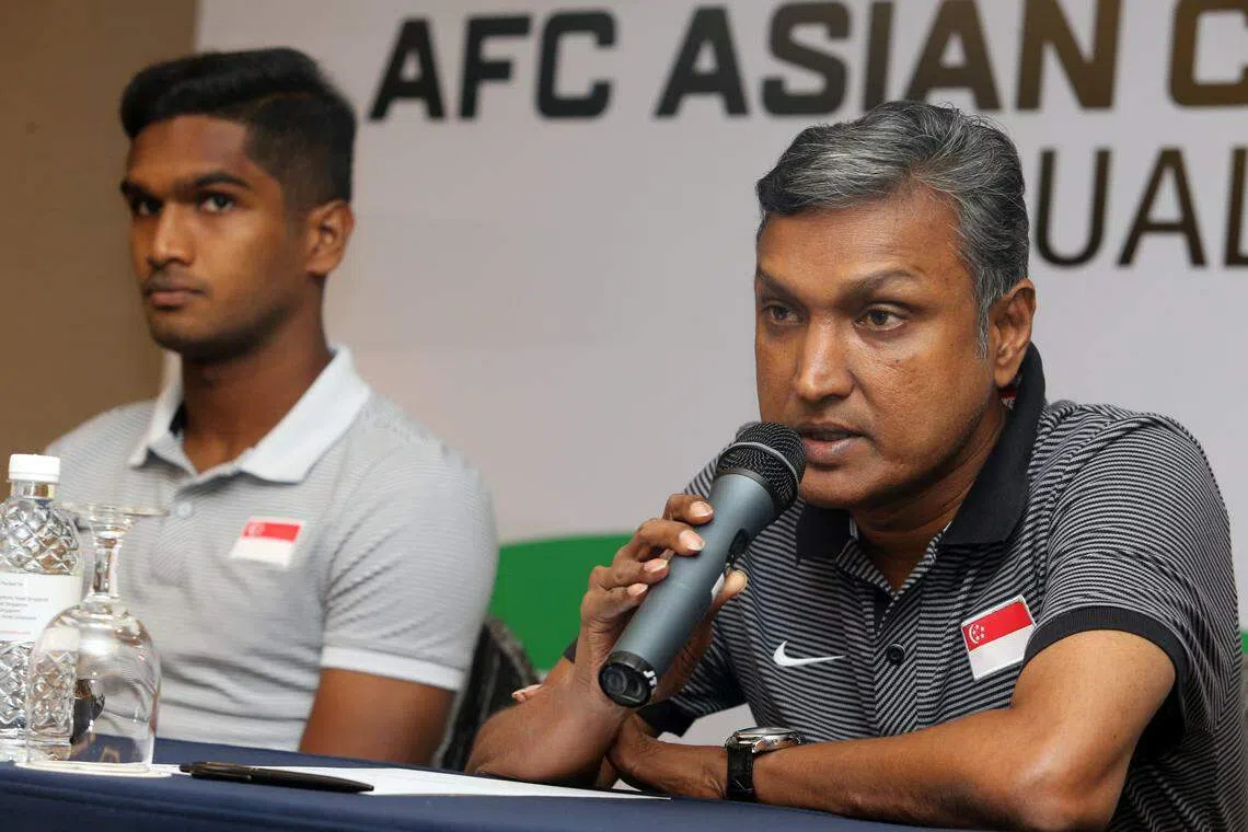 孙德兰（右）战术保守，带队战绩也相当糟糕。（档案照片）