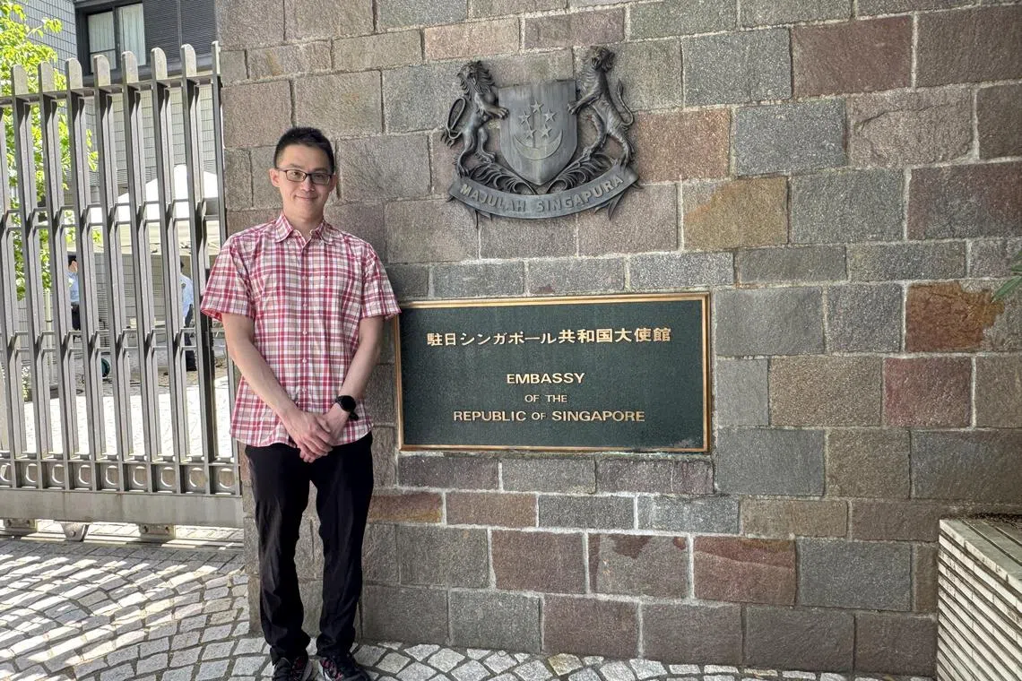 旅日新加坡人施韦任花了300新元，买了单日来回机票，从日本石川县赶到东京投下自己神圣一票。（ 符祝慧摄）