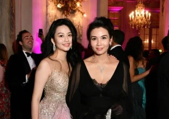 邱淑贞的长女沈月（左）目前已踏入时尚圈，在许多时尚场合都能见其身影。（互联网）