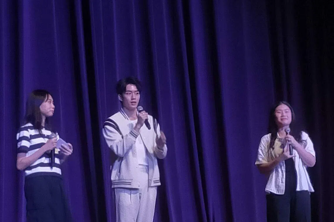 午言媒体的艺人杨言（中）与学生们分享他在校时的经历。（沈俞萱摄）