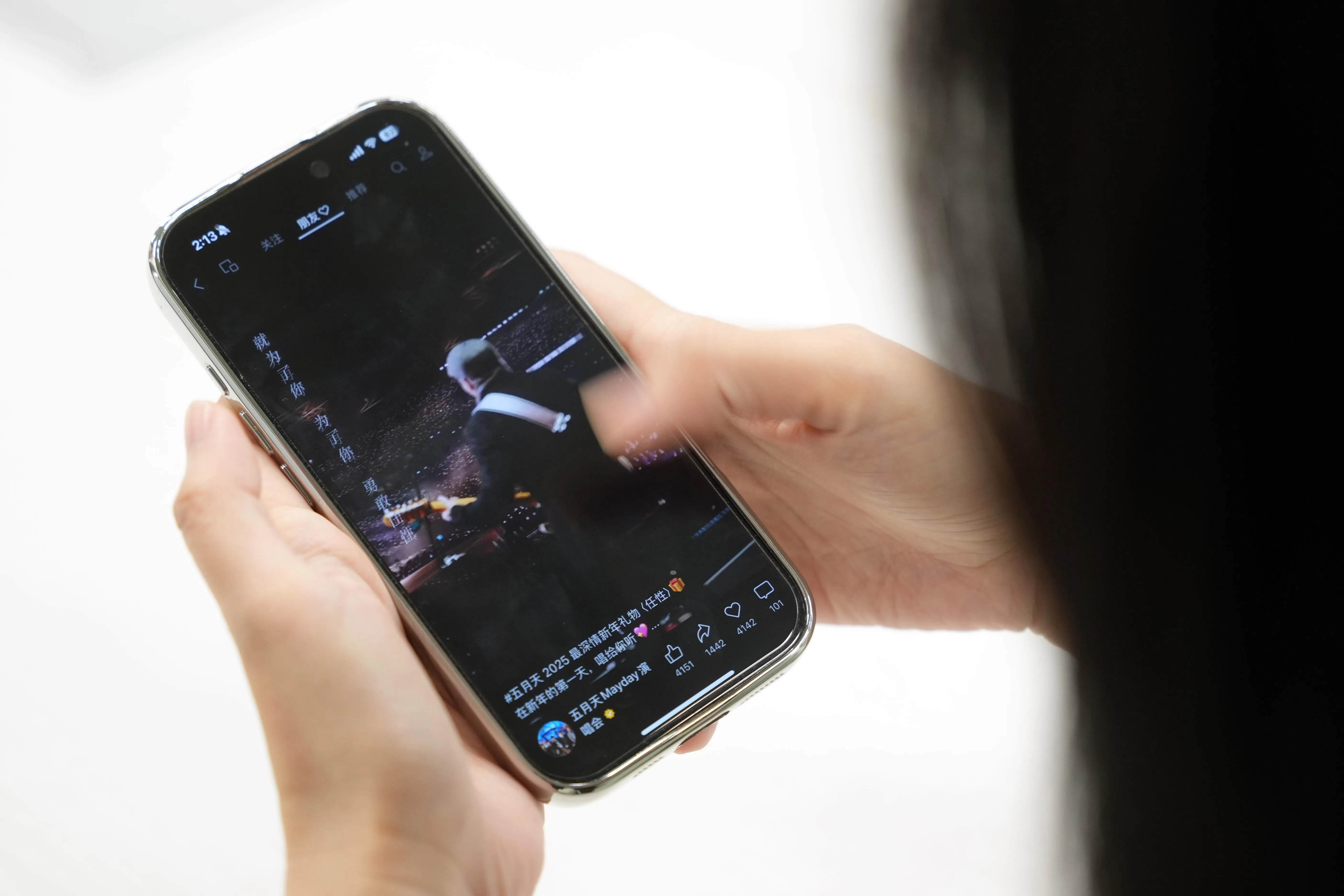 许多年轻人用刷屏来逃避现实中的不安、孤独或自我怀疑，最终却更加迷失。（谢智扬摄）