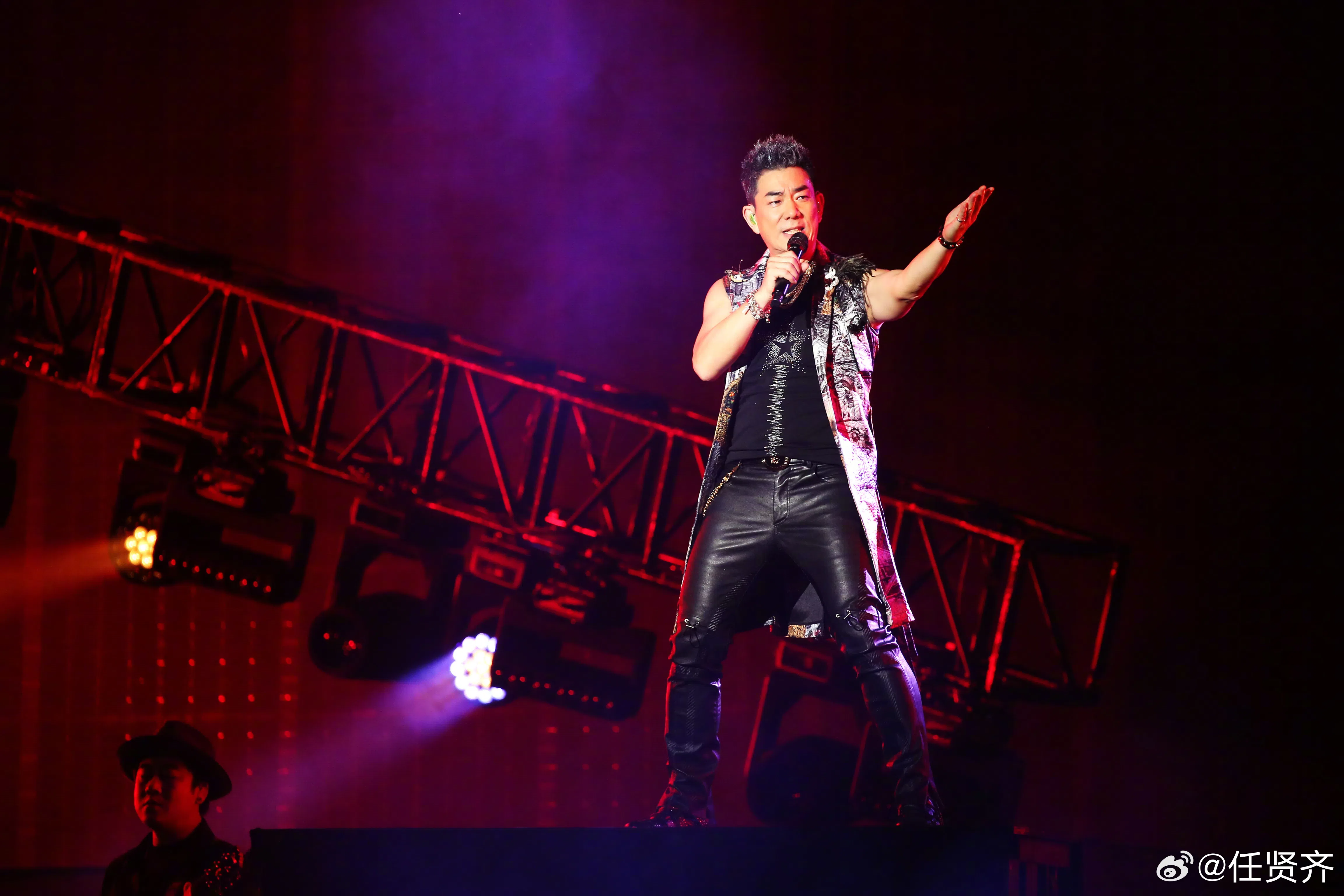 4月刚来新的任贤齐，马不停蹄在各地巡演。（取自任贤齐微博）
