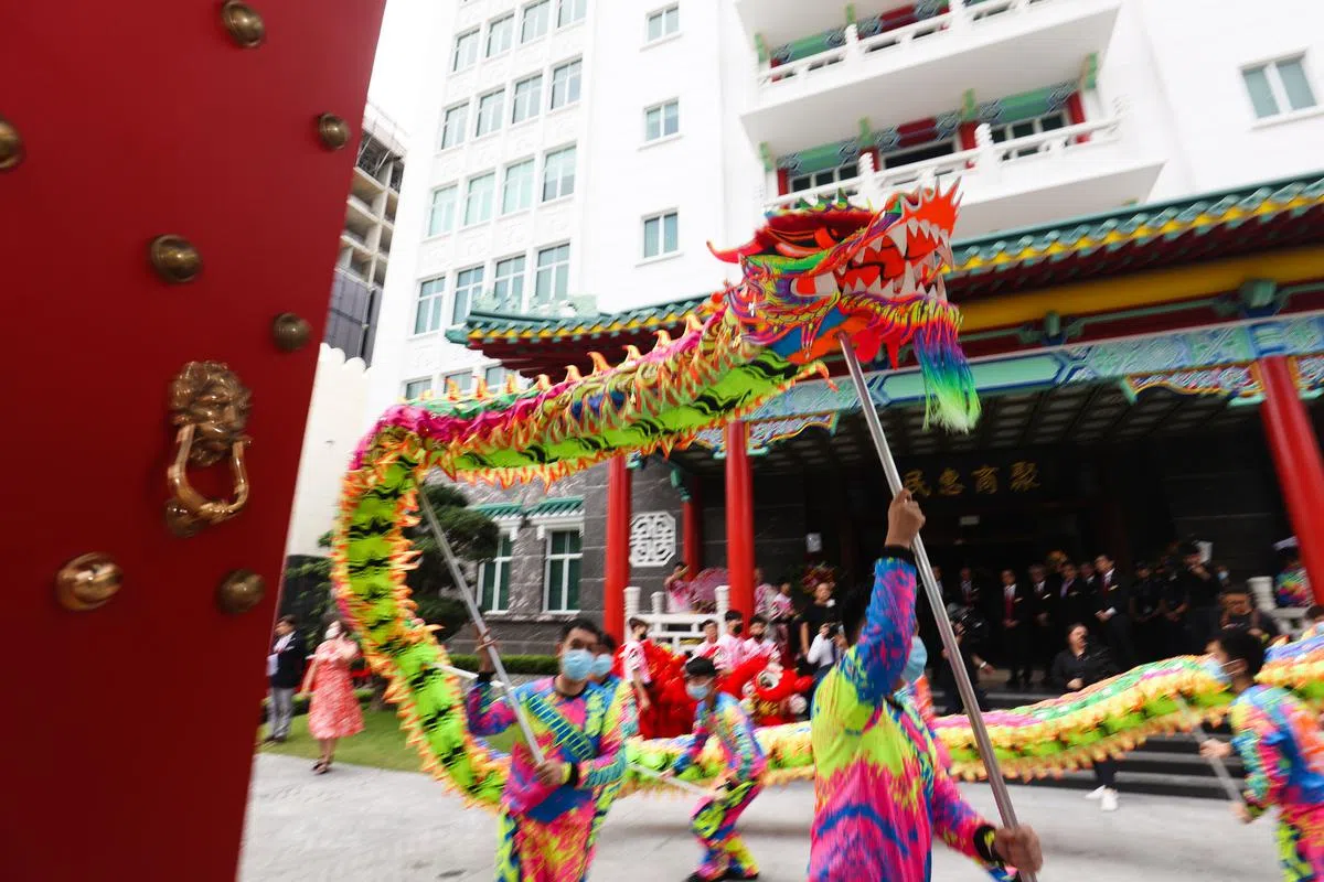 中华总商会大厦翻新后开幕，龙狮团到场助兴。（蔡家增摄）