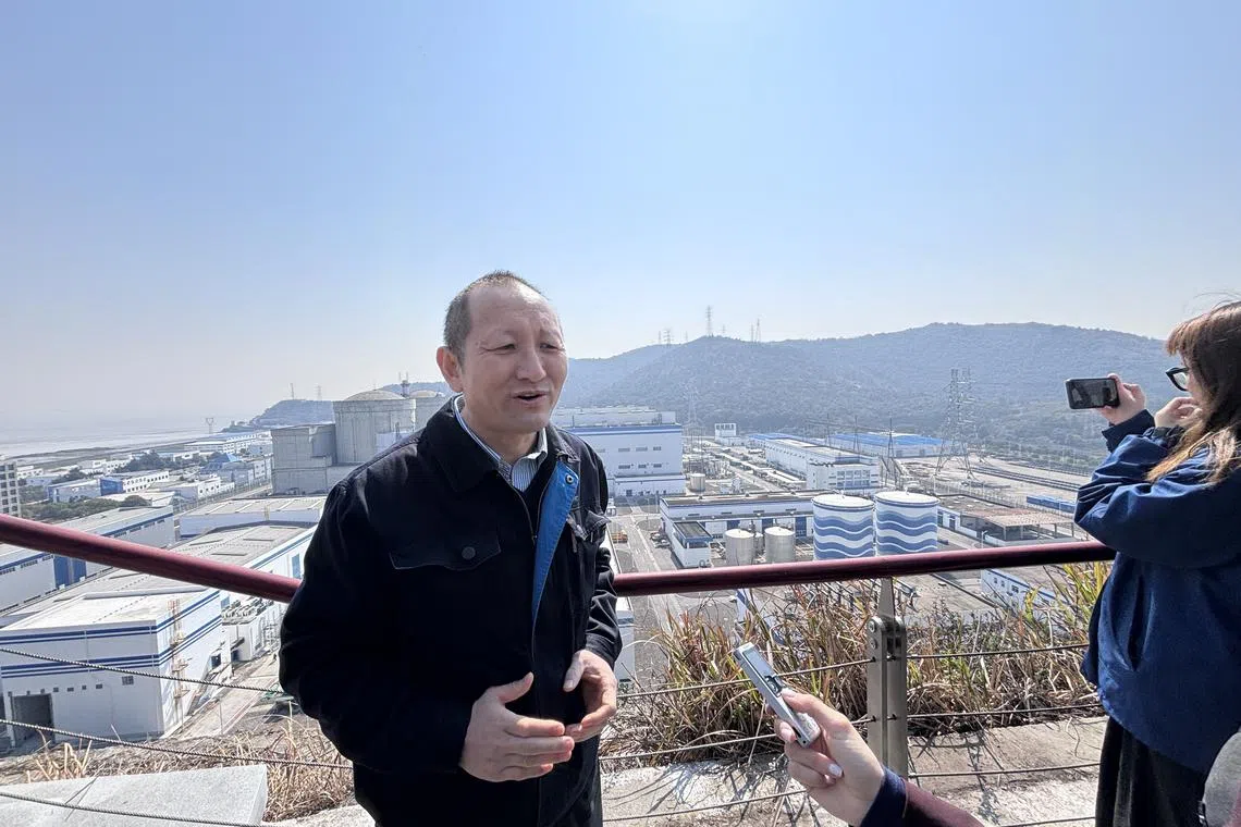 秦山核电总经理尚宪和在方家山观景平台接受外国记者团采访。（黎康摄）