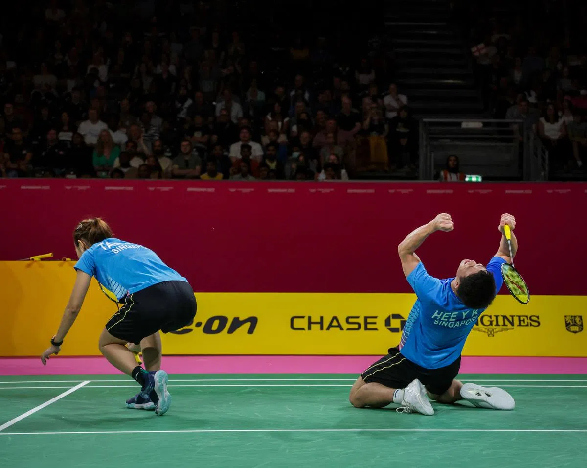 羽毛球夫妻档许永凯／陈薇涵组合在共运会混双决赛中2比0轻取英国组合，激动地庆祝。（叶振忠摄）