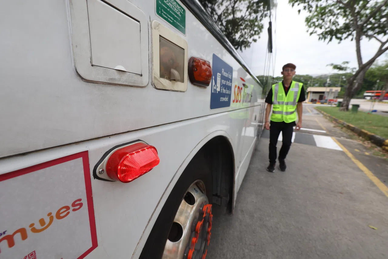 当巴士转弯时，行人在距离巴士右侧的4.3米范围内，系统就会警示。（唐家鸿摄）