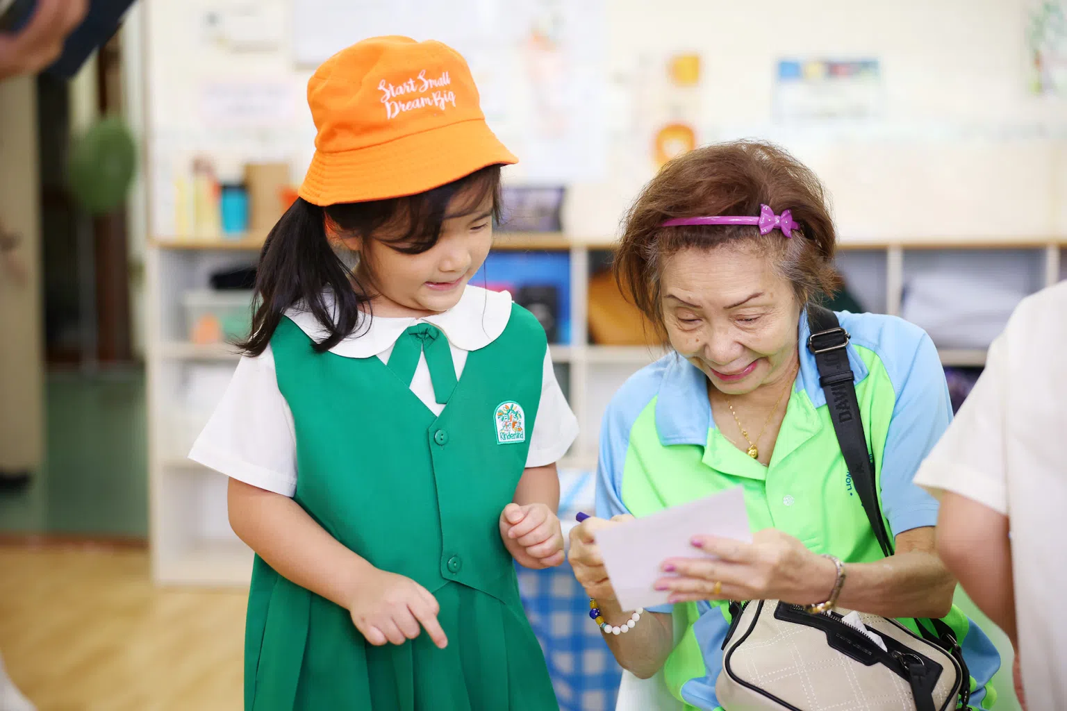 馨乐园的孩子们每年都有机会参与各种校外活动，例如探访弱势群体，促进他们与外界的交流，增强自信和同理心。（图/馨乐园提供）