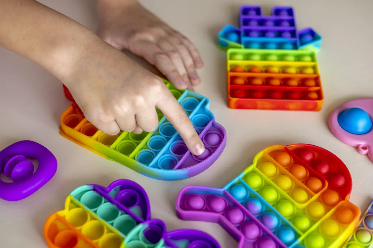 五彩缤纷的塑胶泡泡戳戳乐，也可以是多功能解压骰子。（iStock图片）