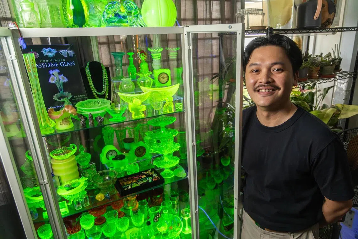 短短四年，林智勇已经收藏了近300件铀玻璃物品，包括杯子、花瓶、时钟和古董首饰等。  （吴先邦摄）