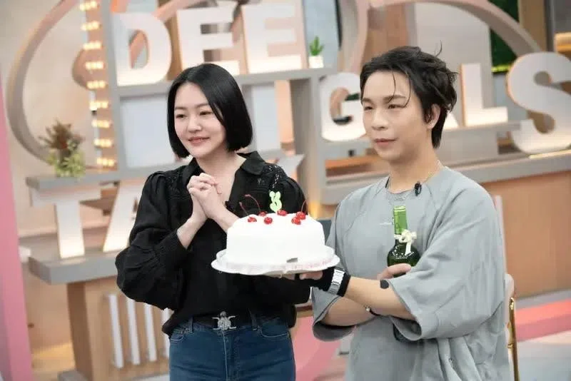 休息一年后，小S（左）决定重返《小姐不熙娣》主持岗位。右为搭档派翠克。（互联网）