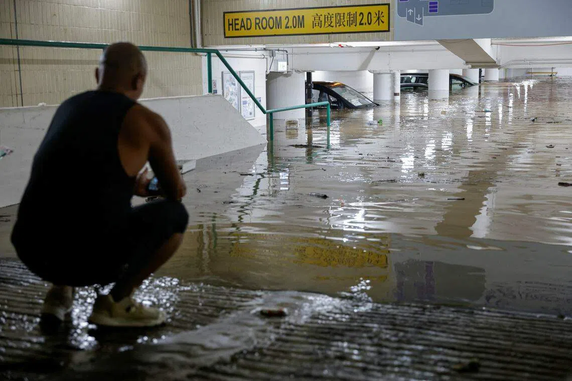 受台风“海葵”带来的强降雨影响，香港一座停车场星期五凌晨发生浸水。（路透社）