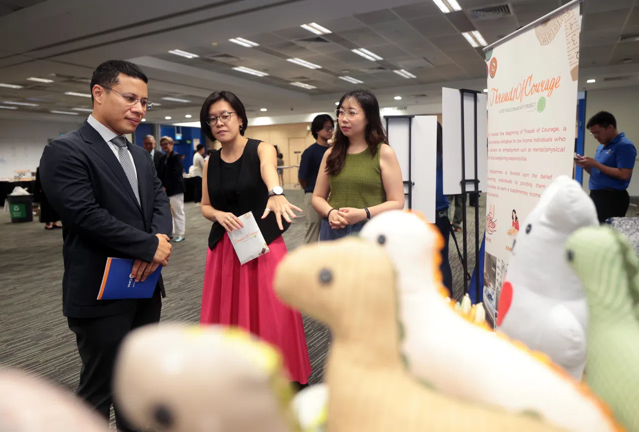 新社科大的社会工作与发展学院正式成立，教育部长李智陞（左一）在致辞后，参观社会服务机构展位。（李冠卫摄）