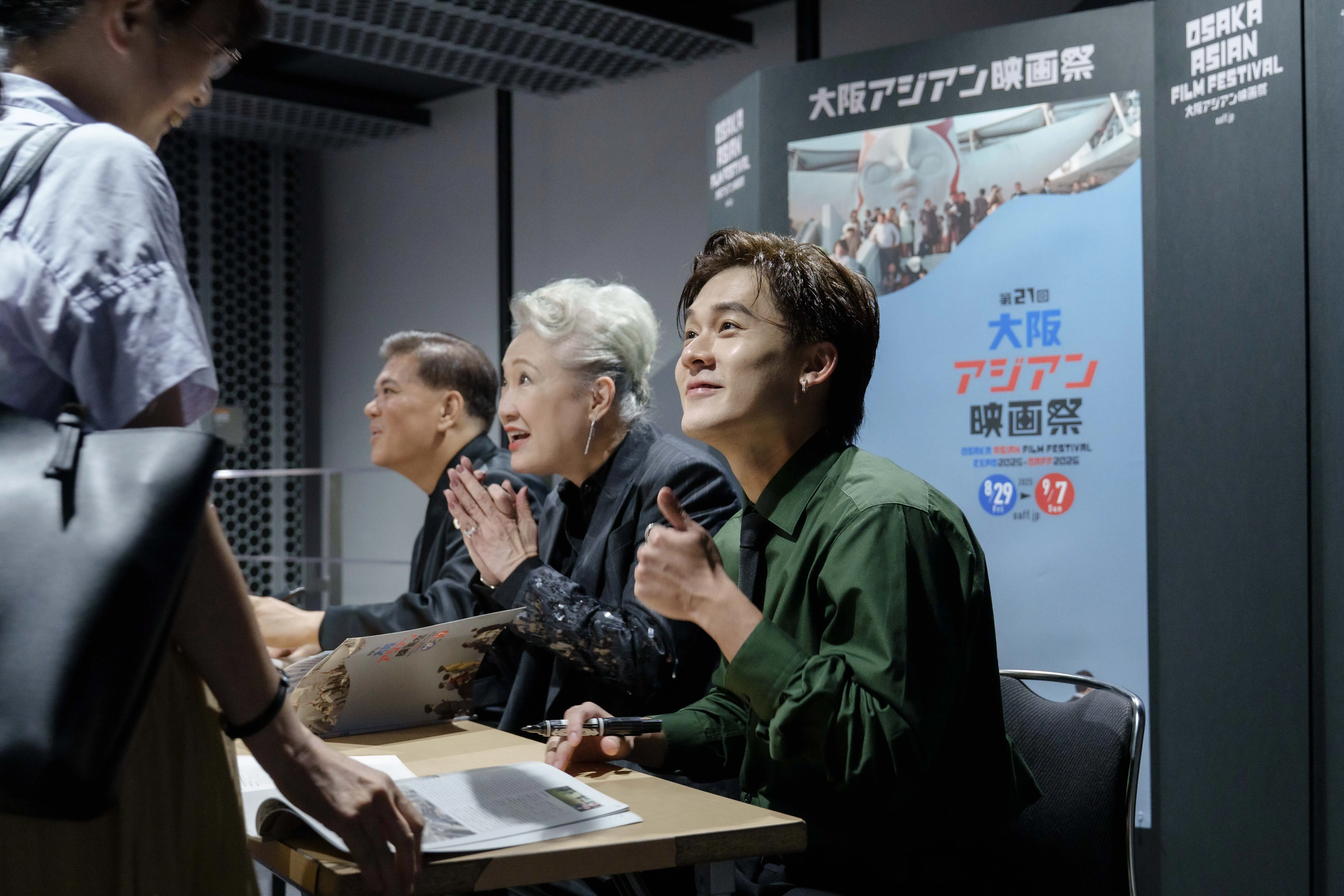三人与观众近距离互动，为观众的电影册签名留念。（OAFF EXPO2025-OAFF2026提供）