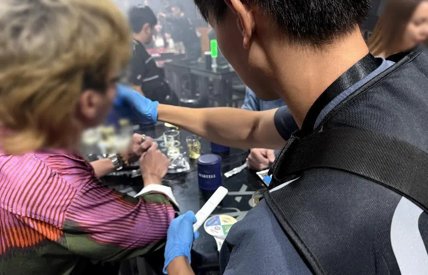 执法人员在联合行动中共检查119人，其中86人因涉嫌吸毒而接受唾液检测。（中央肃毒局提供）