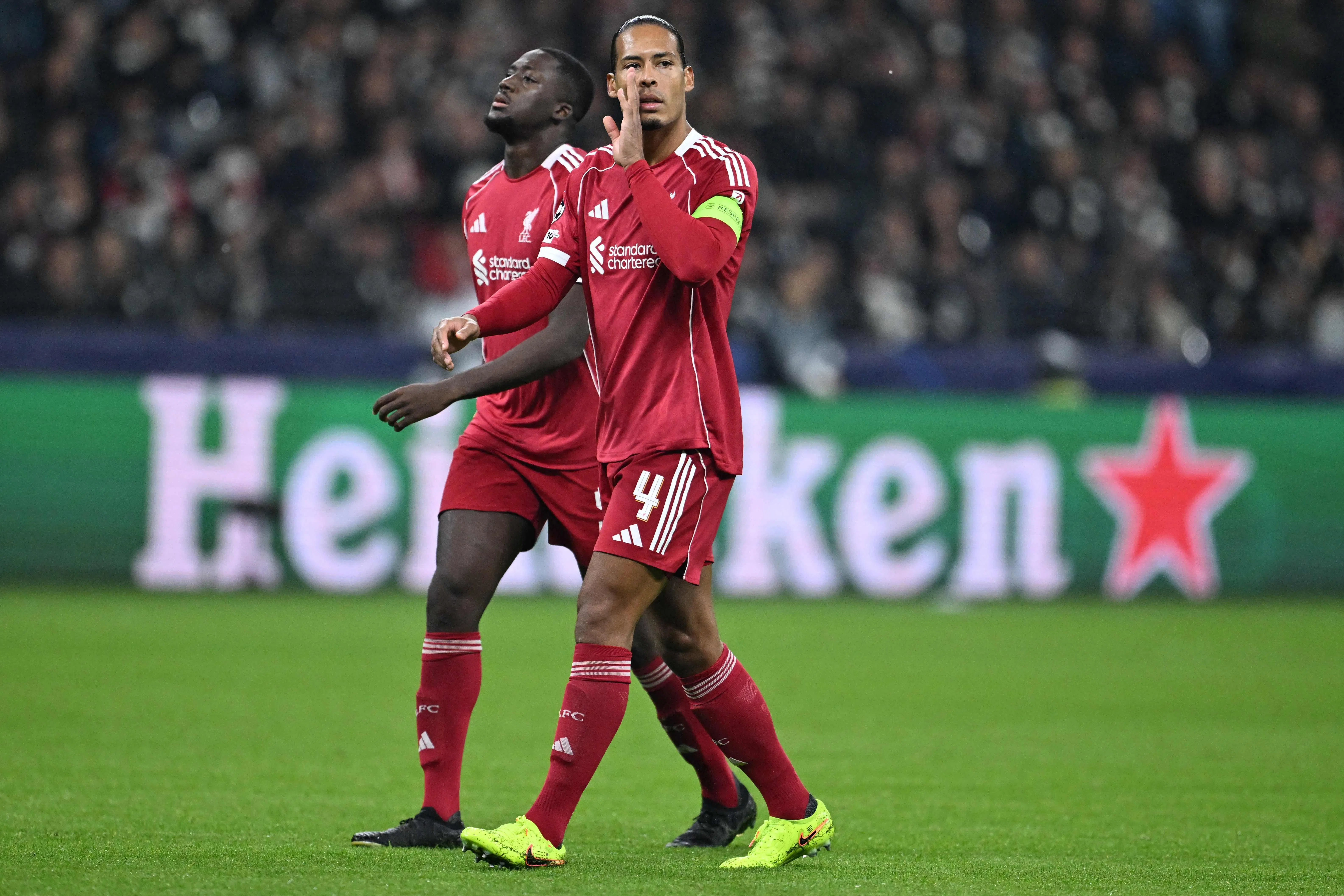 科纳特（左）与范戴克（右）的红军中卫组合近几场的表现都比较一般，在面对高速冲击时有些力不从心。（法新社）