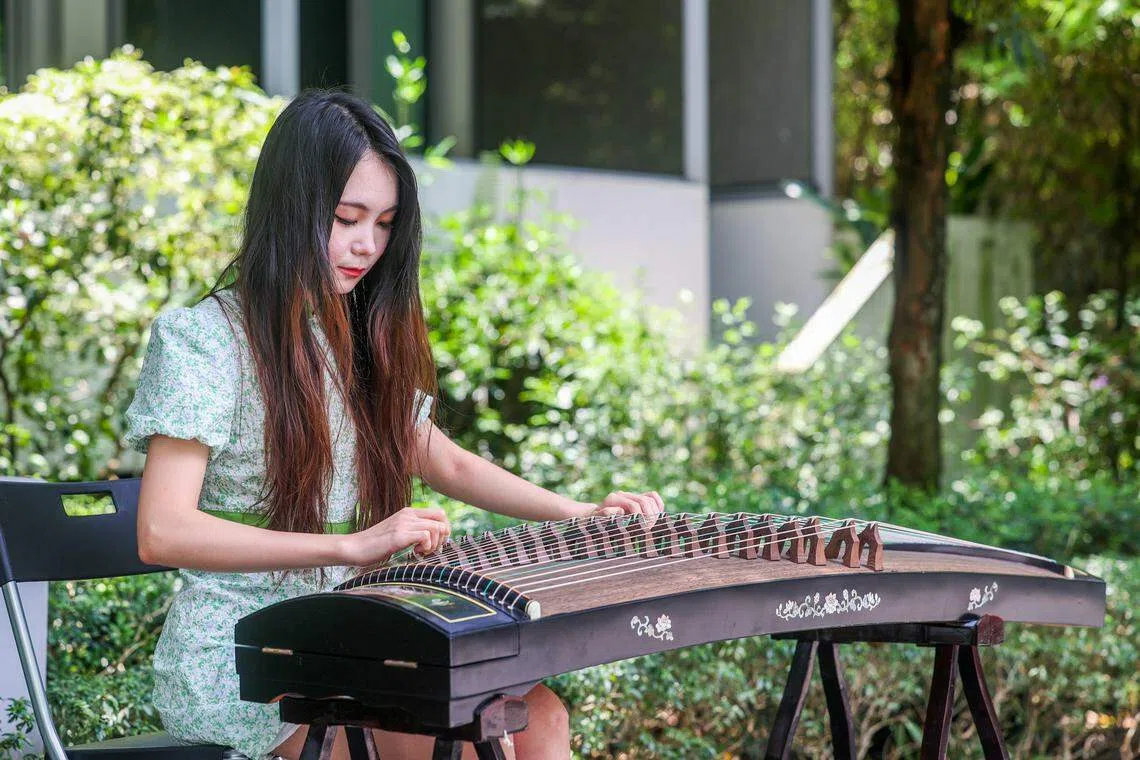 王杨立瑫说，弹古筝能帮她释放学习、工作上的压力。（陈斌勤摄）
