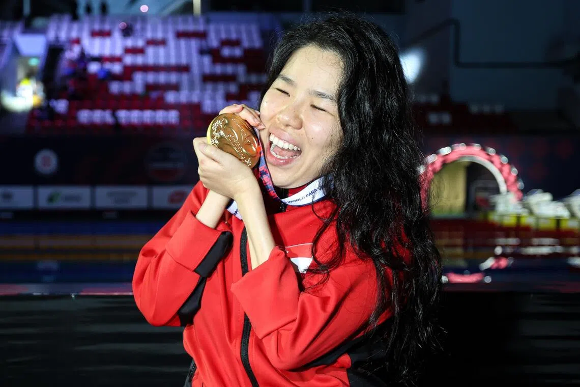 在新加坡主场加冕世界冠军，让叶品秀非常开心，她也期待能再接再厉，继续为国争光。叶品秀参与的是S2级赛事，根据规定，残障泳手大致分为S1至S14等级，数字越小，残障程度越高。S1至S10级指身体残障，S11至S13指视力障碍，S14则指智力障碍。（关俊威摄）