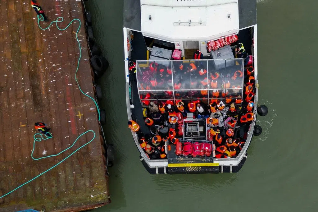 英法签三年协议 合作遏制难民搭小船渡海峡