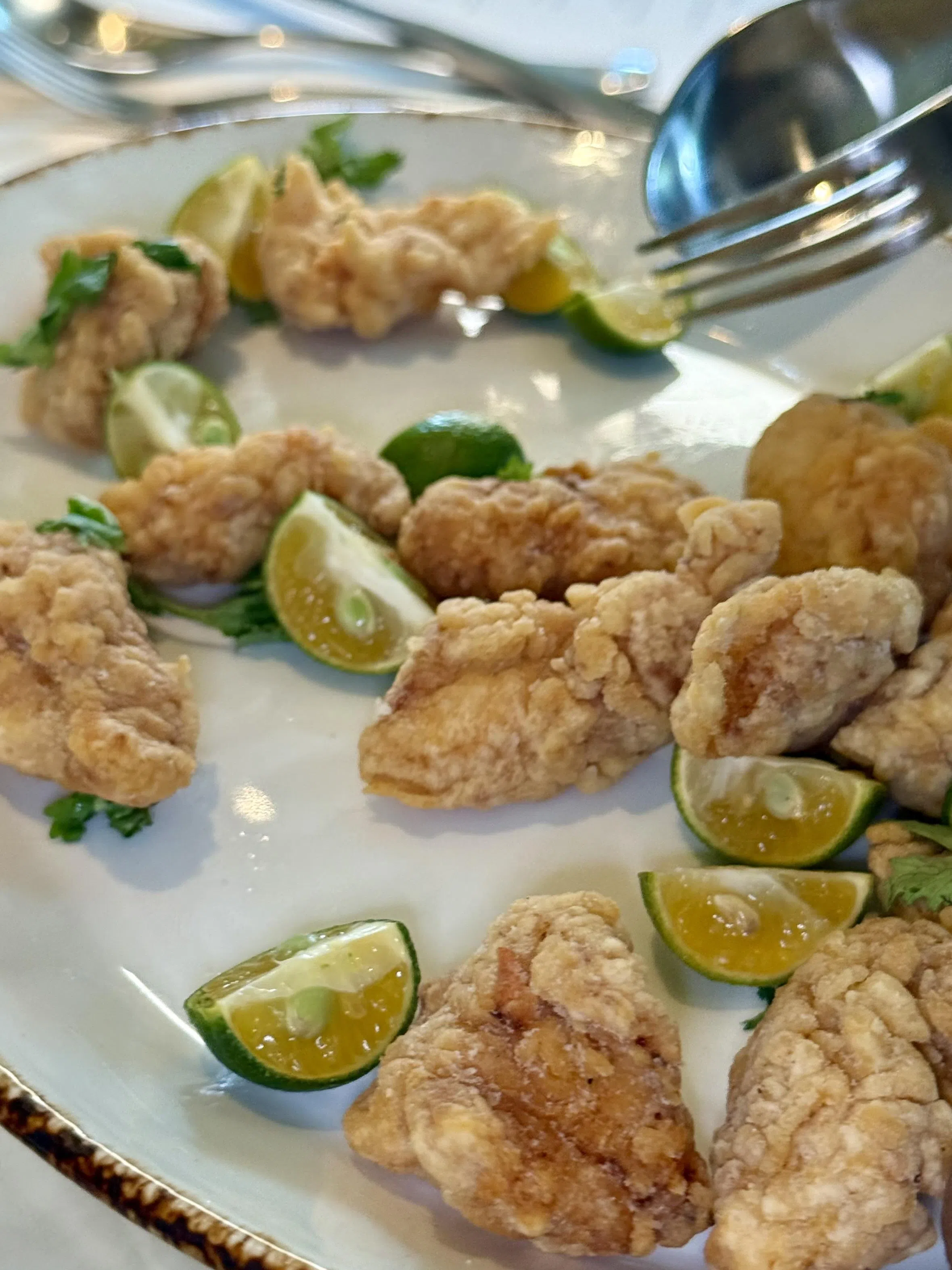 参峇峇拉煎椰奶鸡块受新马口味启发，以椰奶与参峇峇拉煎腌制。（叶晓虹摄）