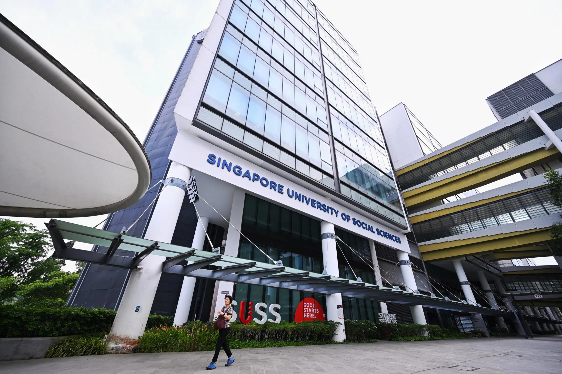 新跃社科大学至今都使用新加坡管理学院的地点办学，向学院租用部分空间，希望找到一个适中的地点兴建新校园。（海峡时报）