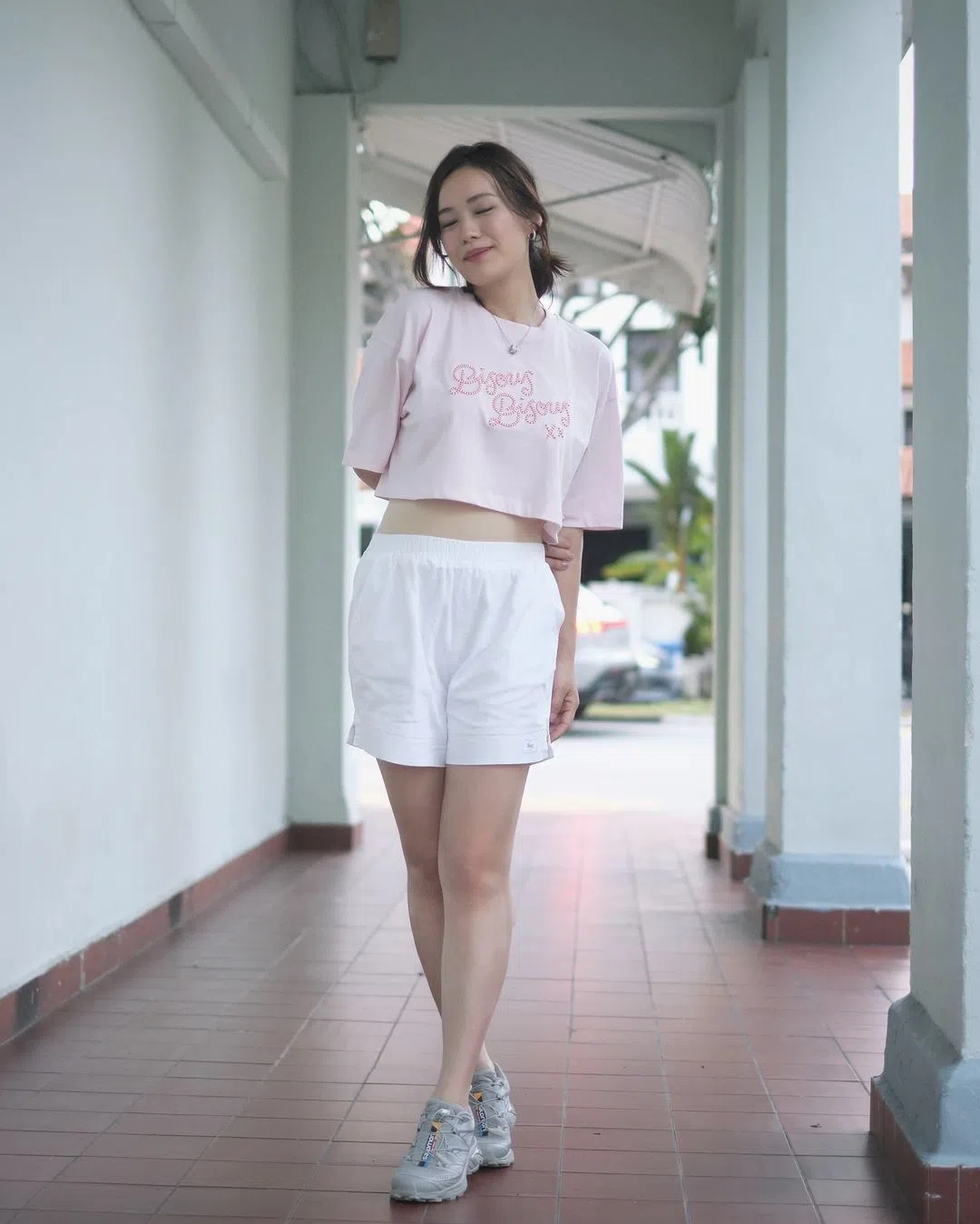 林慧玲在老公拍摄的照片中露小蛮腰。（取自林慧玲IG）