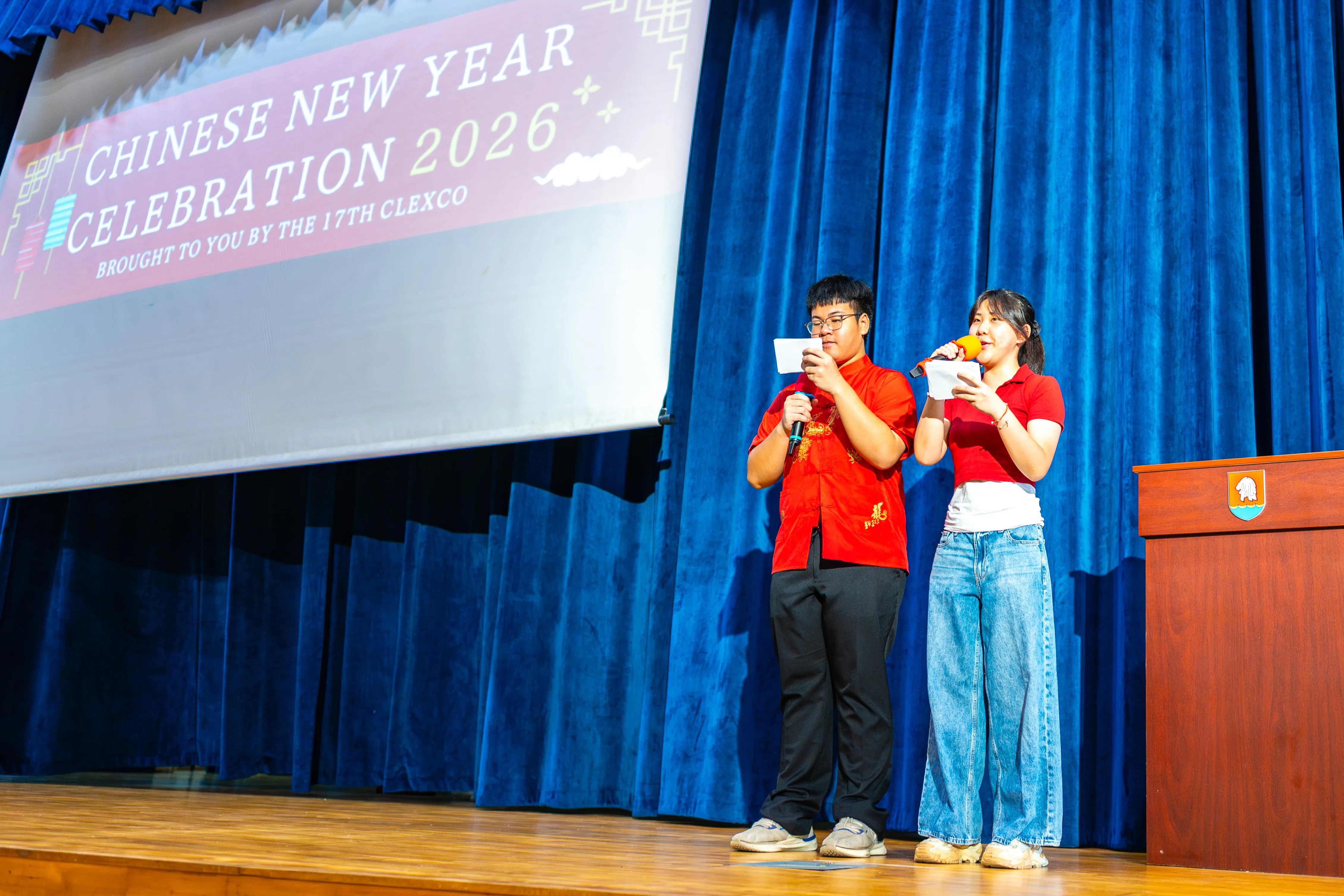 主持人为新年庆祝会拉开序幕。（南洋初级学院提供）